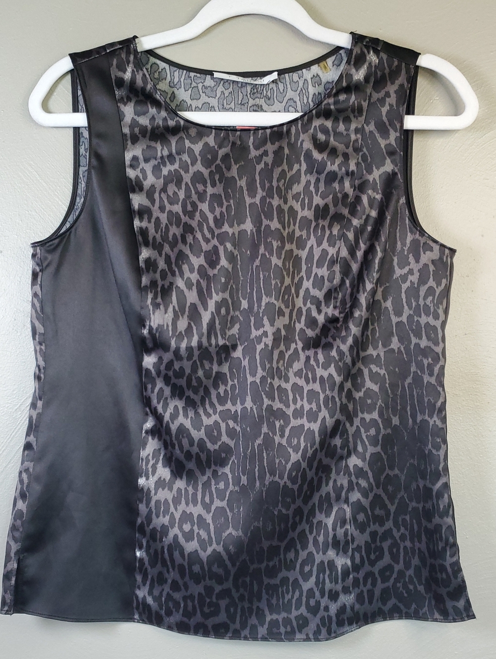 NWT. T Tahari Sleeveless Blk & Gray Leopard Print Satin Top. Small Petite